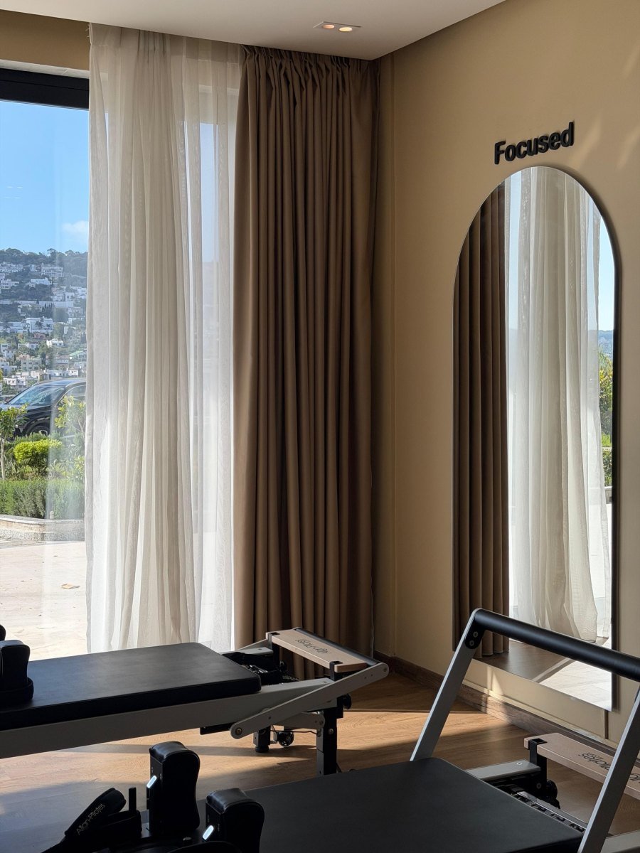 Studio Harmonia Pilates à Tanger — appareil Reformer face à la vue sur les collines